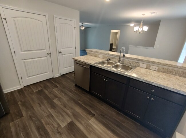 Building Photo - Move in Ready! Easy & Quick move-in process