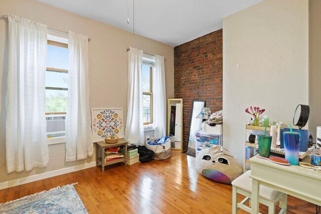 Building Photo - 166 F St