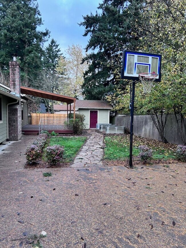 Building Photo - Burnt Bridge Creek 4 bedroom- Single Level