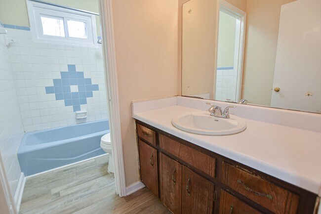 Building Photo - Pet Friendly Three Bedroom!