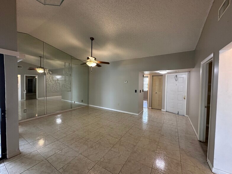 Building Photo - 1024 S Independence Dr