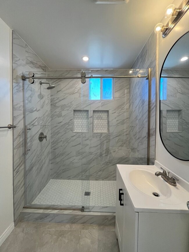 Building Photo - 2+1 w/all appliances + garage in central L...