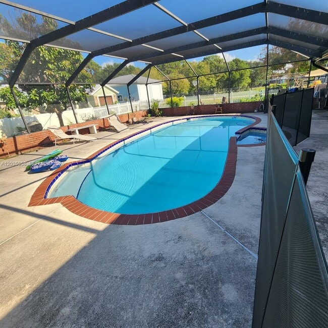 Building Photo - 6101 Palmetto Dr