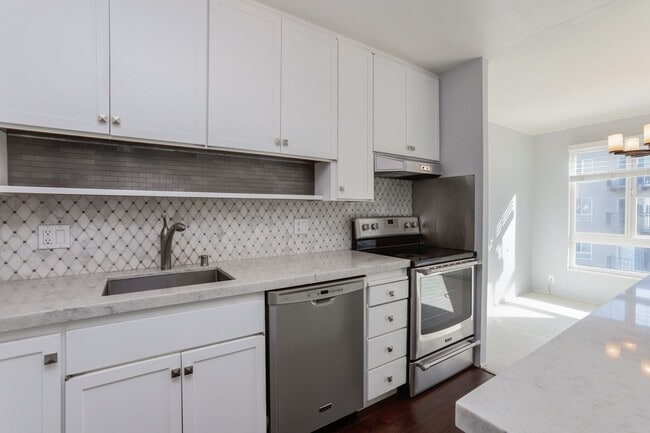 Building Photo - 1 Bed / 1 Bath pet friendly condo with parking in beautiful San Mateo. YouTube Tour!
