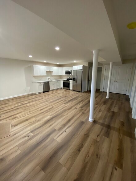 Building Photo - 64 Hallock Landing Rd