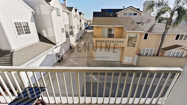 Building Photo - 2Bd 2Ba Spacious Newport Bay Front Condo