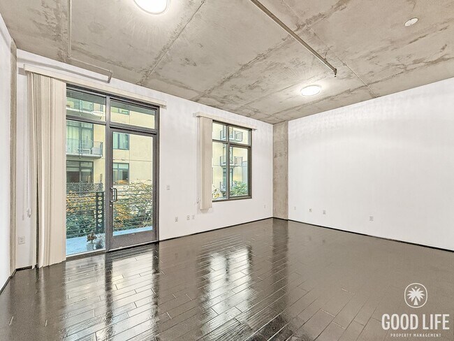 Building Photo - SD: Modern 1BR/2BA Condo with 2 Parking Spaces in Downtown San Diego!