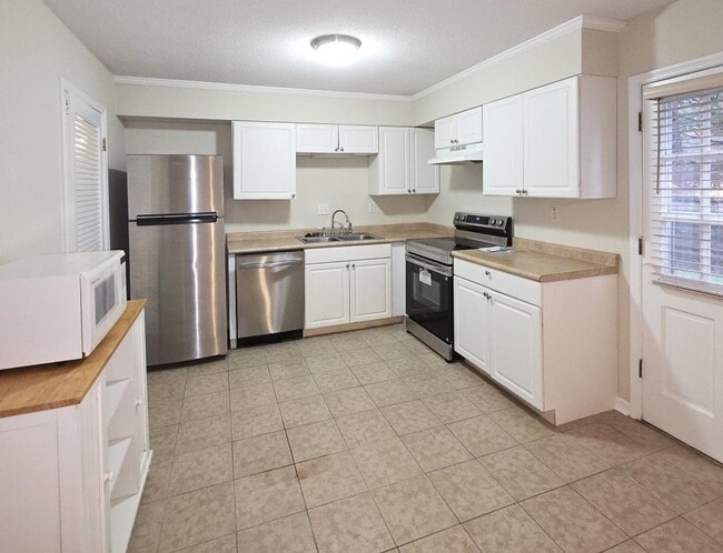 Building Photo - 1002 Willow Dr