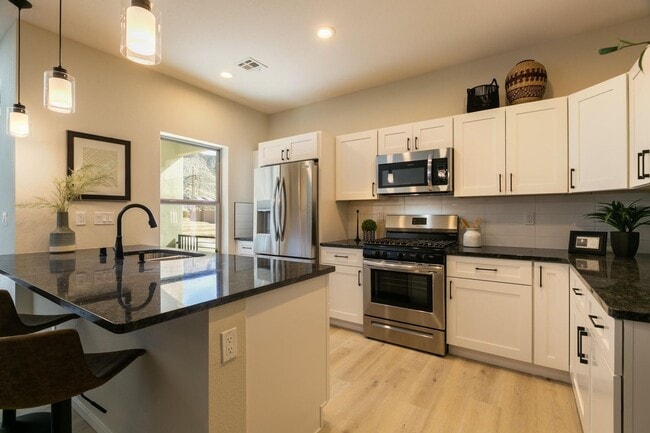 Building Photo - New Townhome in the Far NE Heights