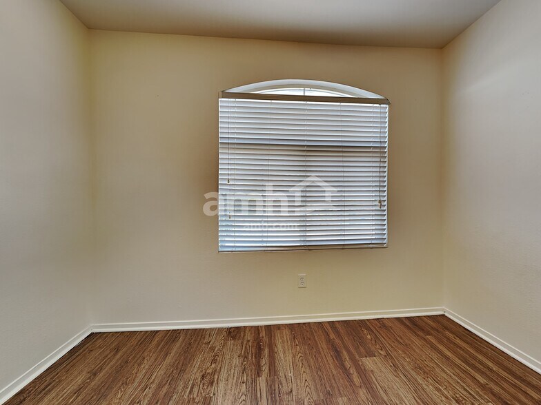 Building Photo - 1951 Silver Whisper Ave