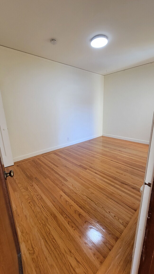 Bedroom - 390 31st Ave