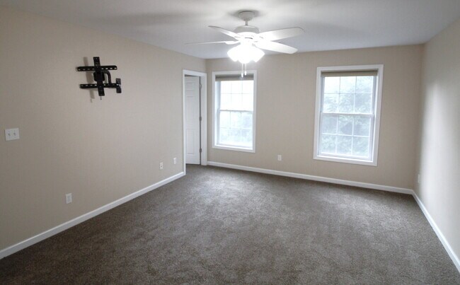 Building Photo - Privacy, Space, and Modern Comfort in Salem