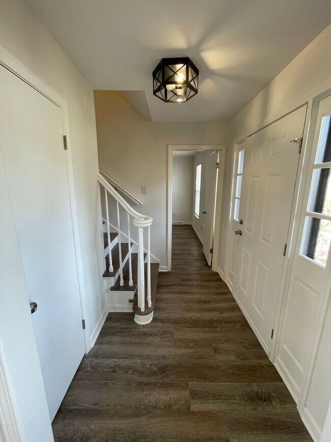 Building Photo - Renovated 3/2.5 House in Chieftain Hills- ...
