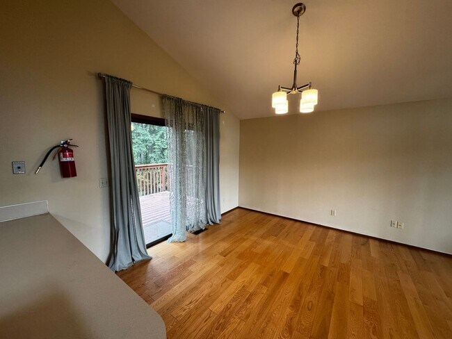 Building Photo - Silverdale Split-Level Home with Bonus Are...