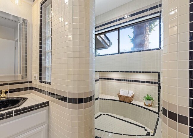 Building Photo - Updated Townhome in Sought After Walnut Cr...