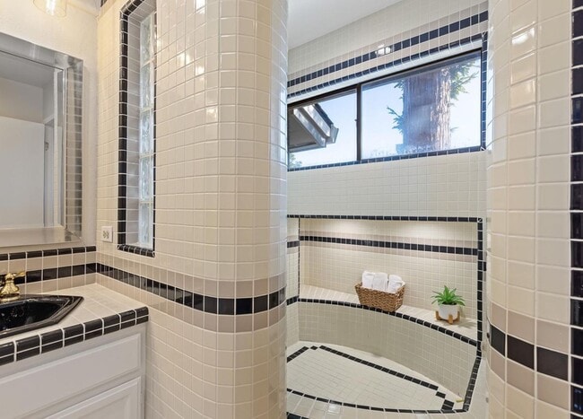 Building Photo - Updated Townhome in Sought After Walnut Creek Community ! Close To Restaurants & Shops !