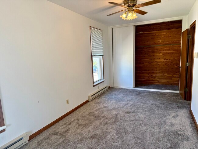 Building Photo - 148 N Sycamore St