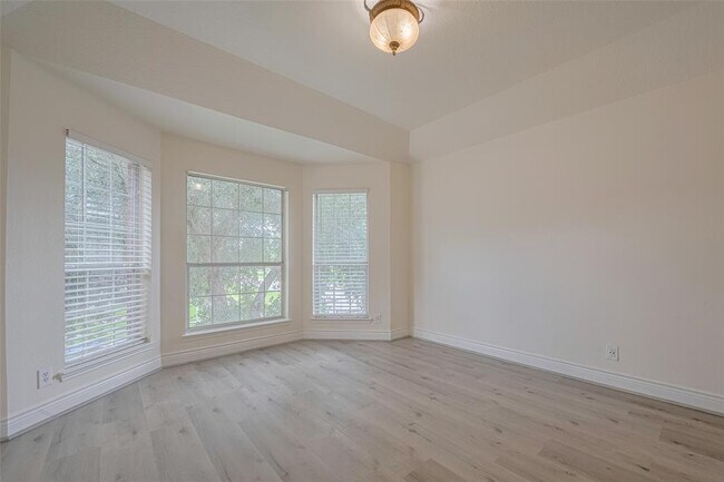 Building Photo - 5703 Saragosa Dr