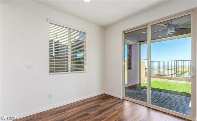 Building Photo - 12556 Skylight View St