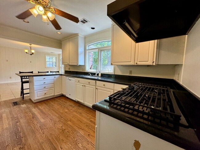 Building Photo - Idyllic Green Hills Home