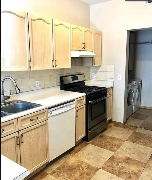 Laundry in unit - 2601 Country Maple Ave