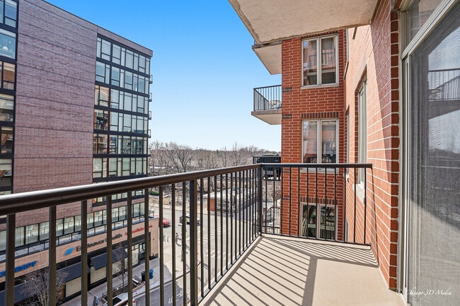 Building Photo - 515 Main St