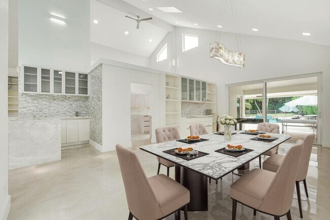 Building Photo - 7351 Valencia Dr