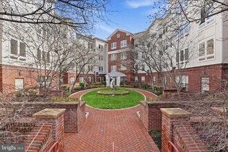 Building Photo - 801 S Greenbrier St