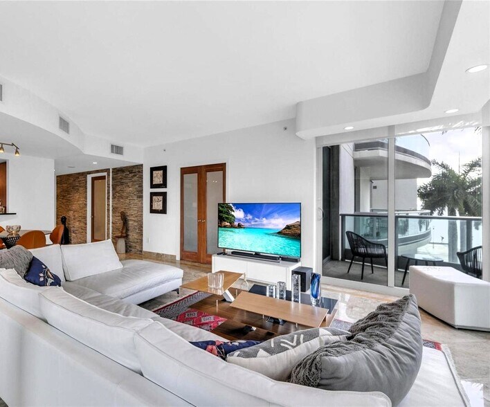 Building Photo - 1331 Brickell Bay Dr