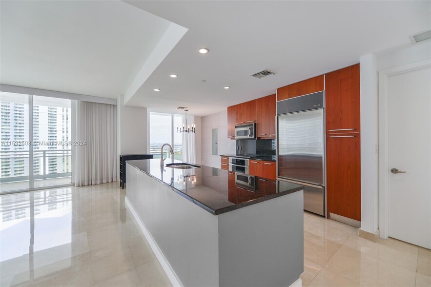 Building Photo - 901 Brickell Key Blvd