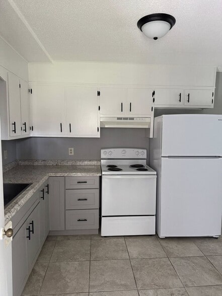 Kitchen - 132 Circle Dr