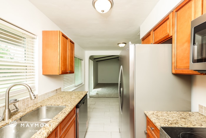 Building Photo - 1420 Palisades Dr