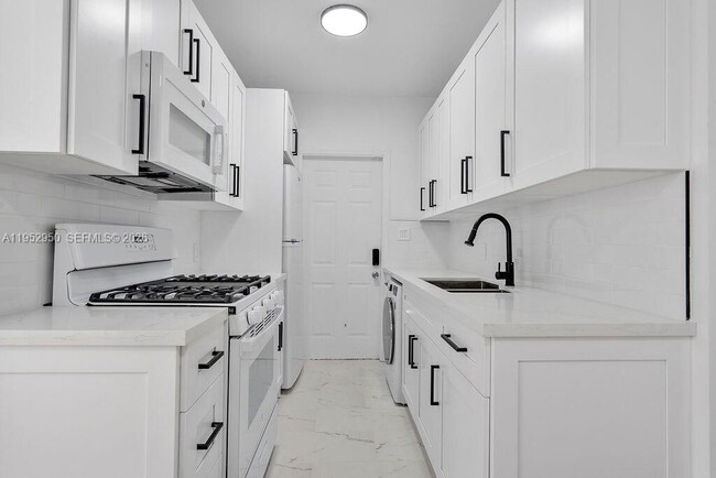 Building Photo - 813 W 39th St