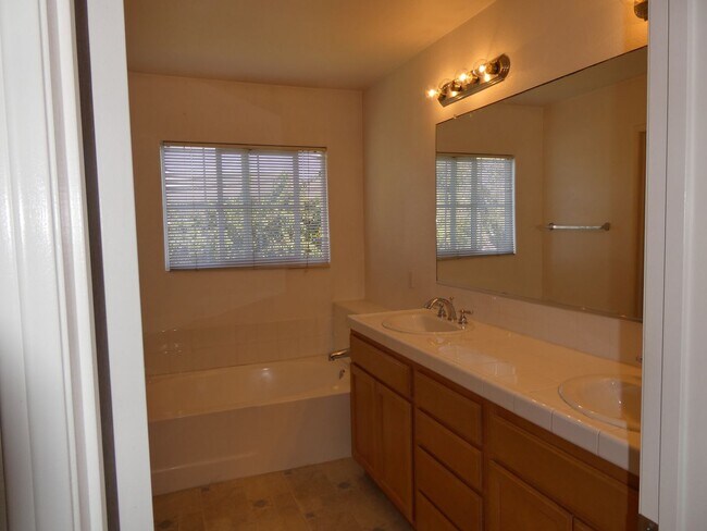 Building Photo - Autumn Glenn Large Two Story Home Near Sho...