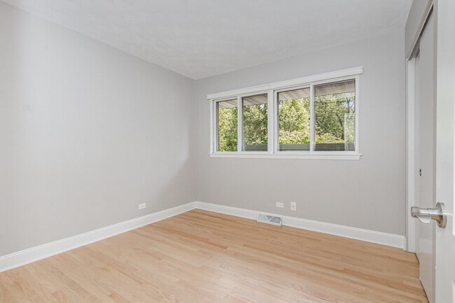 Building Photo - 29 Robin Hill Dr