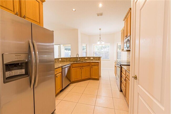 Building Photo - 920 SW Capri St