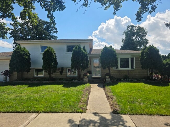 Primary Photo - 1529 E Lincoln Ave