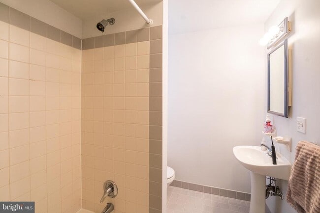 Building Photo - 1938 Pine St