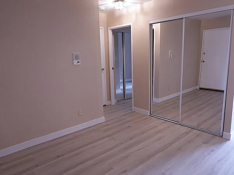 Building Photo - 1200 Golden Cir