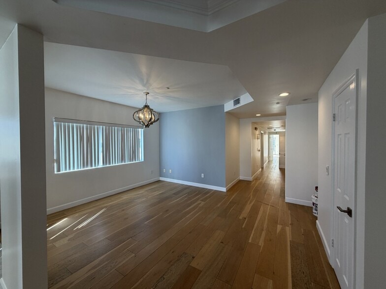 Building Photo - 1247 Barry Ave