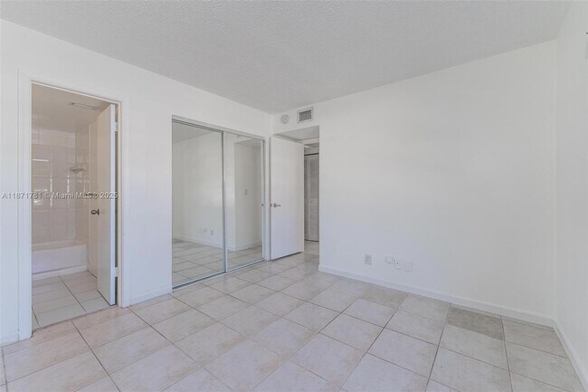 Building Photo - 1033 Twin Lakes Dr