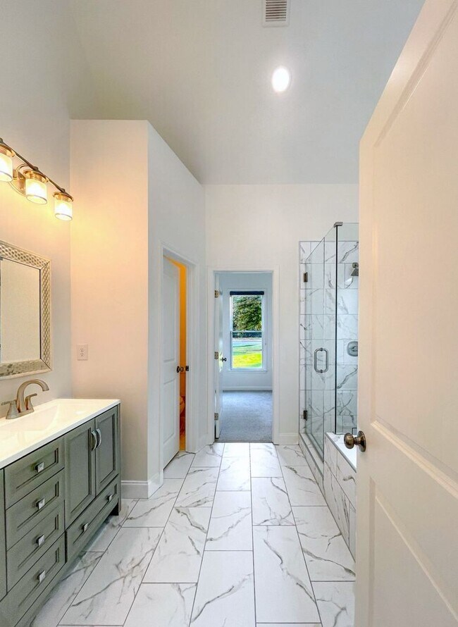 Building Photo - Newer Construction Farmhouse Style Home!