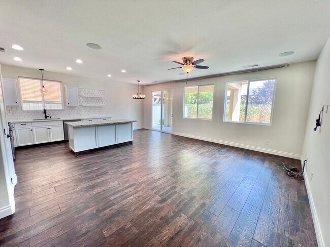Building Photo - $2,350 Bullard & Locan, 3 bedroom - Wrenwo...