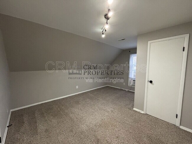 Building Photo - 1039 S Washington St