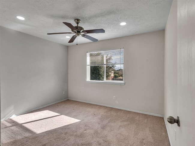 Building Photo - 10914 View Pointe Ln