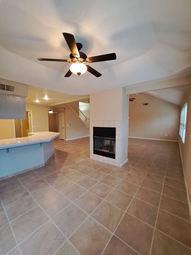 Building Photo - Stunning Large 4 Bedroom Home! Located Near Cedar & Nees!