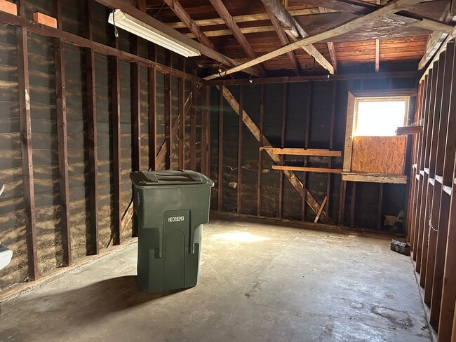 Building Photo - Lovely house for rent: 4 bed 1.75 bath in ...