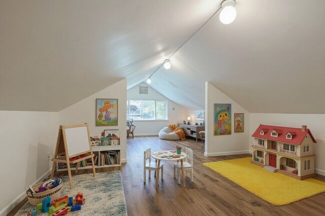 Building Photo - Charming Burlingame Home, 2 Bedroom / 1 Ba...