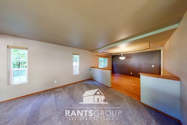 Building Photo - Lovingly cared for 3-bedroom, 1.75-bath ra...