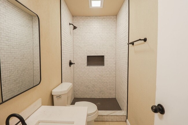 Building Photo - 3 bed/2bath! Fully remodeled!